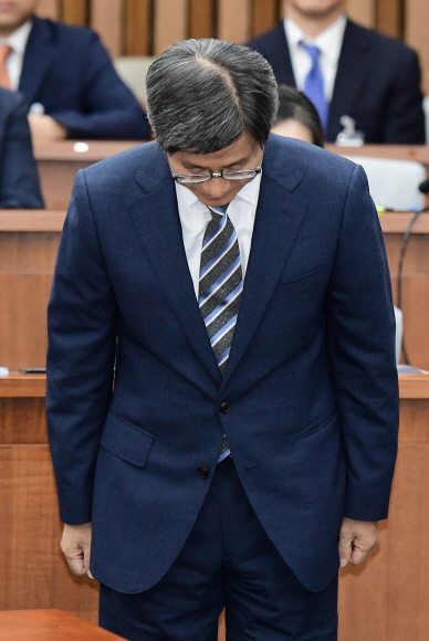 김명수 대법원장 후보자가 12일 오전 국회에서 열린 인사청문회에 출석해 인사를 하고 있다. 2017.09.12    이종원 선임기자 jongwon@seoul.co.kr