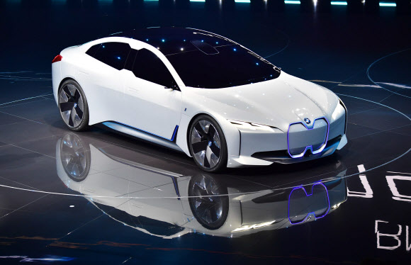 미디어 공개행사를 시작으로 11일(현지시간) 독일 프랑크푸르트 국제모터쇼(IAA)가 본격 개막한 가운데 BMW가 준중형 고성능 전기차 모델인 ‘i 비전 다이내믹스’를 깜짝 공개했다. 국제 모터쇼에서 예고 없이 신모델을 공개하는 것은 매우 이례적인 일이다. 프랑크푸르트 AFP 연합뉴스