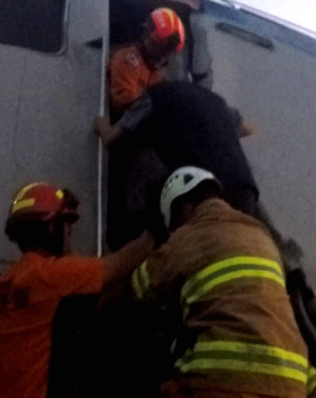 13일 오전 경기도 양평시 도곡리 경의중앙선 양평역과 원덕역 사이 선로에서 시운전 중이던 열차 간 추돌사고가 발생해 40대 기관사가 숨지고 6명이 다쳤다. 사진은 사고 열차에서 소방대원들이 구조 활동을 벌이고 있다.  양평소방서 제공=연합뉴스