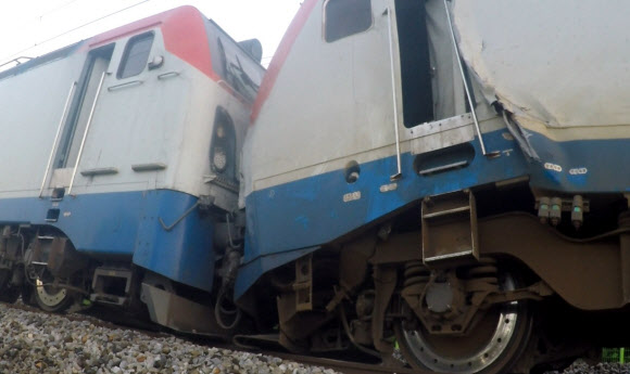 13일 오전 경기도 양평시 도곡리 경의중앙선 양평역과 원덕역 사이 선로에서 시운전 중이던 열차 간 추돌사고가 발생해 40대 기관사가 숨지고 6명이 다쳤다. 사진은 사고가 발생한 열차.  양평소방서 제공=연합뉴스