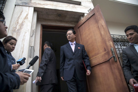 멕시코에 이어 페루 정부도 11일(현지시간) 북한의 핵실험과 잇따른 장거리 탄도 미사일 발사에 대한 항의 표시로 자국에 주재하는 김학철 북한 대사를 외교적 기피인물(페르소나 논 그라타)로 선언하고 5일 이내에 출국할 것을 명령했다. 사진은 12일 페루의 수도 리마에서 기자회견에 도착하는 김학철 북 대사. AP 연합뉴스