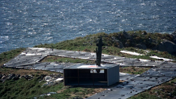 12일 오후 공군 F-15K에서 발사된 장거리 공대지 유도미사일 ’타우러스(TAURUS)’가 직도사격장에 설치된 목표물을 명중하고 있다.   공군 제공