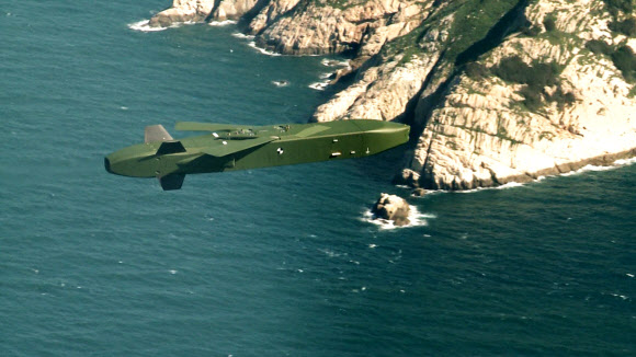 12일 오후 공군 F-15K에서 발사된 장거리 공대지 유도미사일 ’타우러스(TAURUS)’가 자체항법으로 고속 순항비행해 목표물로 향하고 있다.    공군 제공