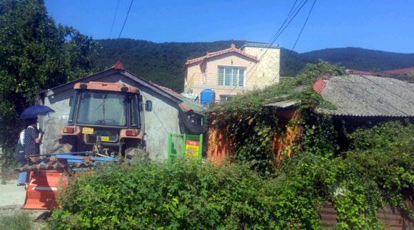 문재인 대통령 생가가 지역의 새로운 명소로 자리 잡으면서 방문자가 증가하자 집주인이 사생활 침해와 재산피해를 호소하며 지난달 초부터 트랙터로 집 입구를 막았다. 사진은 문 대통령 생가 입구. 독자 제공=연합뉴스