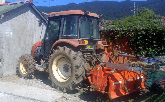 문재인 대통령 생가가 지역의 새로운 명소로 자리 잡으면서 방문자가 증가하자 집주인이 사생활 침해와 재산피해를 호소하며 지난달 초부터 트랙터로 집 입구를 막았다. 사진은 문 대통령 생가 입구.  독자 제공=연합뉴스