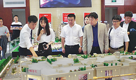 닝샹시 경제개발구 내 2019년 3월 신규 오픈 예정인 동양 최대 백화점 설명회. 오른쪽에서 세 번째가 장창남 회장.