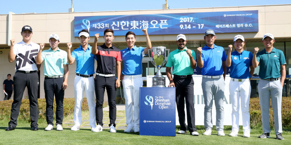 한국프로골프(KPGA) 신한동해오픈 개막을 하루 앞둔 13일 인천 베어즈베스트 청라 골프클럽에서 열린 포토콜에 참석한 이정환(왼쪽부터), 김경태, 최진호, 장이근, 배상문, 가간지트 불라(인도), 김찬, 왕정훈, 데이비드 립스키(미국)가 선전을 다짐하고 있다. 신한금융그룹 제공