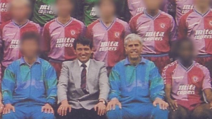 1988~89시즌 아스턴 빌라의 퍼스트팀 팀원들과 함께 포즈를 취한 그레이엄 테일러(아래 오른쪽 두 번째) 감독과 데이브 리처드슨 부감독. 토니 브리엔 제공 BBC 홈페이지 캡처 