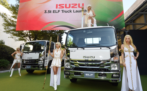 큐로모터스 전속모델 배우 윤주희(오른쪽)와 모델들이 14일 오전 서울 서대문구 연희로 그랜드 힐튼 서울에서 ’이스즈(ISUZU), 3.5톤급 중형트럭 엘프(ELF)’ 홍보행사를 갖고 있다. 도준석 기자 pado@seoul.co.kr