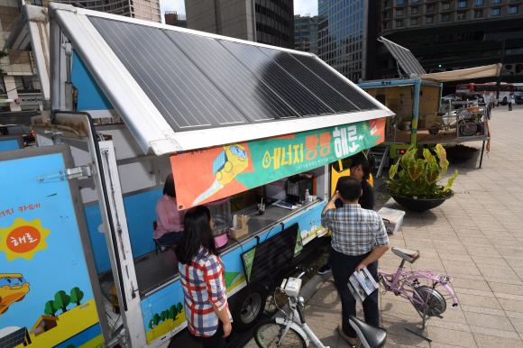 14일 서울광장에서 열린 ’2017 서울 태양광 엑스포’를 찾은 사람들이 태양광 에너지 카페를 체험하고 있다. 도준석 기자 pado@seoul.co.kr