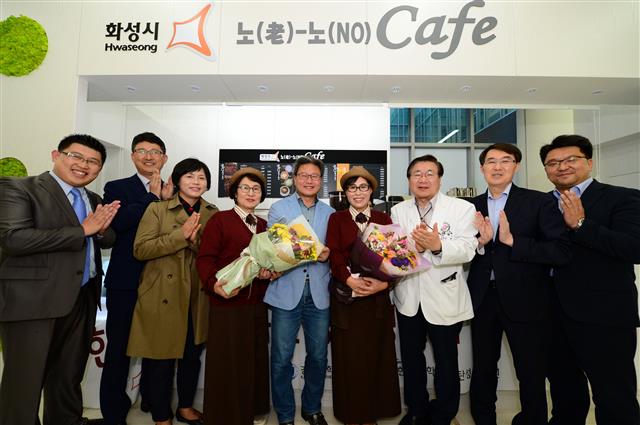 채인석(왼쪽 다섯 번째) 시장이 한림대 동탄성심병원 노노카페 개점식에 참석해 관계자들과 기념촬영을 하고 있다. 화성시 제공