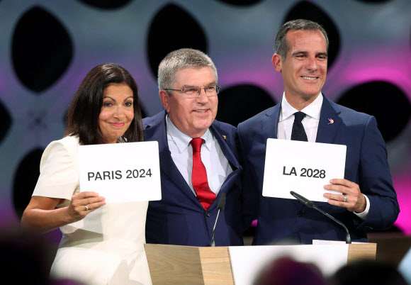 안 이달고(왼쪽) 프랑스 파리 시장과 에릭 가세티(오른쪽) 미국 로스앤젤레스 시장이 13일(현지시간) 페루 리마에서 열린 국제올림픽위원회(IOC) 총회에서 각각 2024년과 2028년 하계올림픽 개최 도시로 확정된 뒤 토마스 바흐 IOC 위원장과 포즈를 취하고 있다. 리마 EPA 연합뉴스