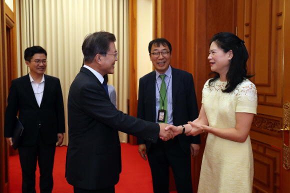 문재인 대통령이 14일 오후 청와대 본관 접견실에서 cnn 과의 인터뷰에 앞서 엘레나 리 cnn아시아총괄 부사장과 악수하고 있다. 2017.9.14 청와대제공