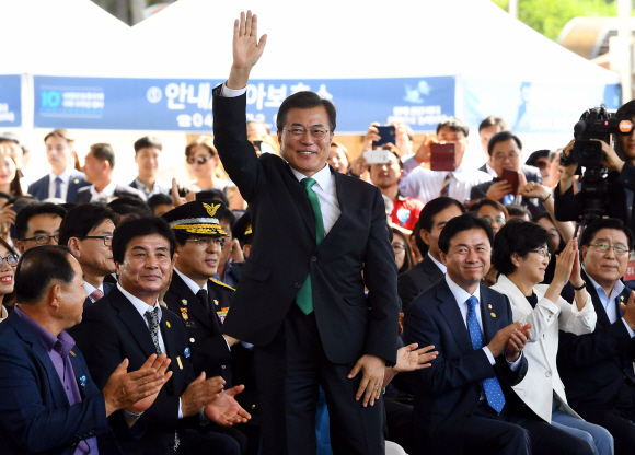 문재인 대통령이 15일 오후 충남 태안에서 열린 서해안 유류피해 극복 10주년 기념식에서 손을들어 인사하고 있다. 안주영 기자 jya@seoul.co.kr