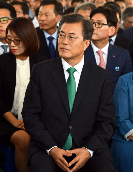 문재인 대통령이 15일 오후 충남 태안에서 열린 서해안 유류피해 극복 10주년 기념식에서 공연을 보고 있다. 안주영 기자 jya@seoul.co.kr
