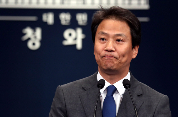 임종석 비서실장이 15일 청와대 브리핑룸에서 박성진 중소벤처기업부 장관 후보자의 사퇴와 관련한 입장을 발표한 뒤 굳은 표정을 짓고 있다. 안주영 기자 jya@seoul.co.kr