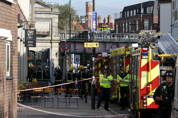 15일(현지시간) 영국 런던 남부 파슨스 그린 지하철역에 있던 지하철 객차에서 폭발로 추정되는 테러가 발생한 가운데 지하철역 앞에 경찰과 구급대가 배치돼 있다. AFP 연합뉴스