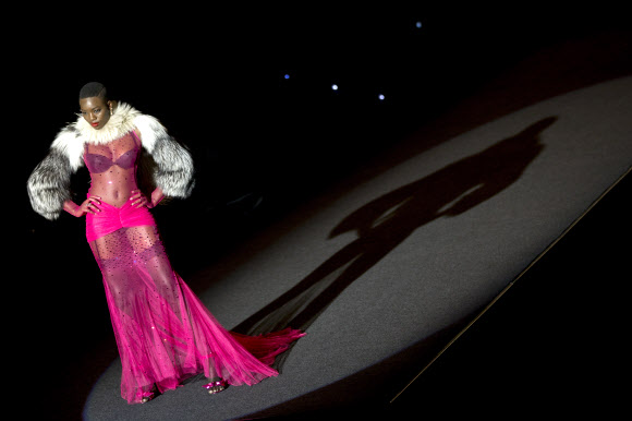 15일(현지시간) 스페인 마드리드에서 열리고 있는 ‘마드리드 패션위크(Madrid Fashion Week)’중 디자이너 안드레스 사르다( Andres Sarda)의 2018 봄/여름 컬렉션에서 모델이 섹시한 란제리를 선보이고 있다. AP 연합뉴스