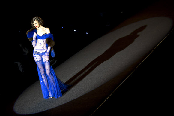 15일(현지시간) 스페인 마드리드에서 열리고 있는 ‘마드리드 패션위크(Madrid Fashion Week)’중 디자이너 안드레스 사르다( Andres Sarda)의 2018 봄/여름 컬렉션에서 모델이 섹시한 란제리를 선보이고 있다. AP 연합뉴스