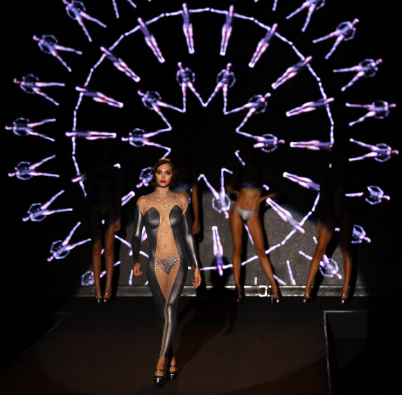 15일(현지시간) 스페인 마드리드에서 열리고 있는 ‘마드리드 패션위크(Madrid Fashion Week)’중 디자이너 안드레스 사르다( Andres Sarda)의 2018 봄/여름 컬렉션에서 모델이 섹시한 란제리를 선보이고 있다. AFP 연합뉴스