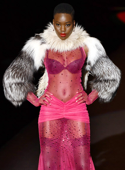 15일(현지시간) 스페인 마드리드에서 열리고 있는 ‘마드리드 패션위크(Madrid Fashion Week)’중 디자이너 안드레스 사르다(Andres Sarda)의 2018 봄/여름 컬렉션에서 모델이 섹시한 란제리를 선보이고 있다. AFP 연합뉴스