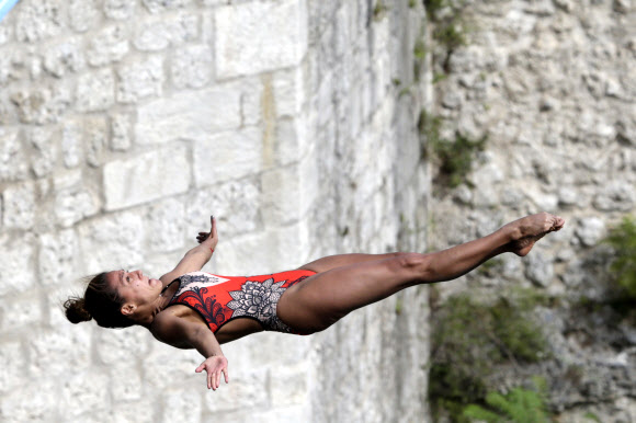 여자 다이빙 선수가 16일(현지시간) 보스니아 헤르체고비나 사라예보 모스타르에서 열린 ‘The Red Bull Cliff Diving World Series 2017’ 중 the Old Mostar Bridge에서 다이빙을 하고 있다. AP 연합뉴스