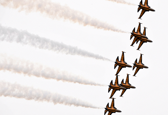 17일 경남 밀양 가곡동 체육공원에서 열린 제4회 항공레저스포츠제전에서 패러글라이딩 대회에 참가한 선수가 힘차게 하늘로 오르고 있다. 2017.9.17 도준석 기자 pado@seoul.co.kr