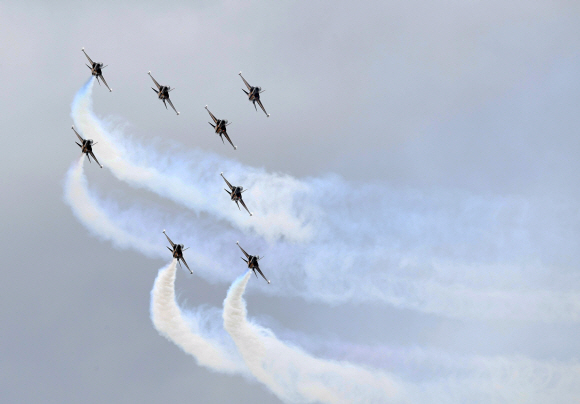 17일 경남 밀양 가곡동 체육공원에서 열린 제4회 항공레저스포츠제전에서 패러글라이딩 대회에 참가한 선수가 힘차게 하늘로 오르고 있다. 2017.9.17 도준석 기자 pado@seoul.co.kr