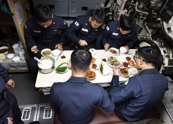 해군, 잠수함 수중작전 승조원 생활 첫 공개
