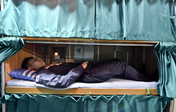 해군, 잠수함 수중작전 승조원 생활 첫 공개