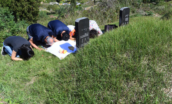 추석 연휴를 이주일여 앞둔 17일 인천시 부평구 부평동 인천가족공원 묘지에서 한 가족이 미리 성묘를 하고 있다. 2017. 9. 17 손형준 기자 boltagoo@seoul.co.kr