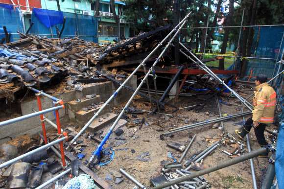 정자 붕괴 현장