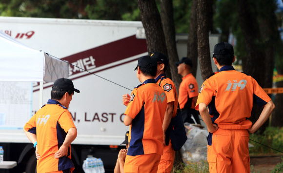 정자붕괴 현장의 착잡한 동료들