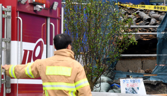 믿기지 않는 동료의 죽음에 망연자실한 소방대원