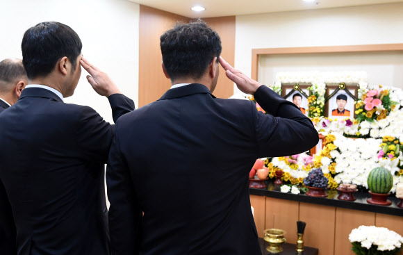 순직 소방관에 경례하는 동료 소방관들