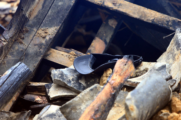 긴박한 현장에 남겨진 모자