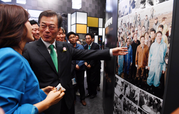 문재인 대통령이 15일 오후 충남 태안군 만리포해수욕장 일원에서 열린 ’함께 살린 바다 희망으로 돌아오다’ 서해안유류피해 극복 10주년 행사후 참석자들과 기념관을 둘러보고 있다.2017.09.15 태안=2017. 09. 15 안주영 기자 jya@seoul.co.kr