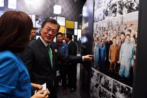 문재인 대통령이 15일 오후 충남 태안군 만리포해수욕장 일원에서 열린 ’함께 살린 바다 희망으로 돌아오다’ 서해안유류피해 극복 10주년 행사후 참석자들과 기념관을 둘러보고 있다.2017.09.15 태안=2017. 09. 15 안주영 기자 jya@seoul.co.kr