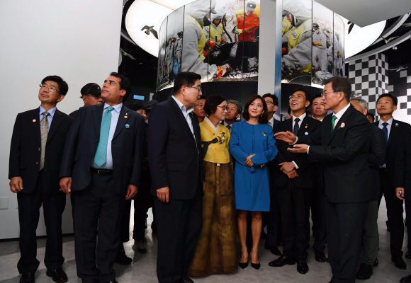 문재인 대통령이 15일 오후 충남 태안군 만리포해수욕장 일원에서 열린 ’함께 살린 바다 희망으로 돌아오다’ 서해안유류피해 극복 10주년 행사후 참석자들과 기념관을 둘러보고 있다.2017.09.15 태안=2017. 09. 15 안주영 기자 jya@seoul.co.kr