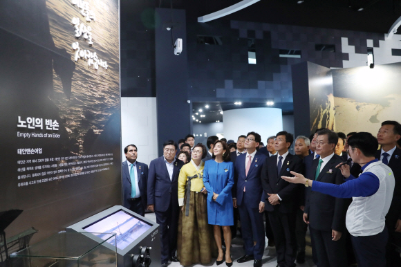 문재인 대통령이 15일 오후 충남 태안군 만리포해수욕장 일원에서 열린 ’함께 살린 바다 희망으로 돌아오다’ 서해안유류피해 극복 10주년 행사후 참석자들과 기념관을 둘러보고 있다.2017.09.15 태안=2017. 09. 15 안주영 기자 jya@seoul.co.kr