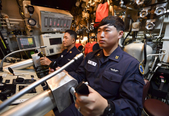 이억기함의 타수 2명이 조종실에서 수중 작전을 위해 함장의 지휘를 받아 잠수함의 심도 및 자세각을 조정하고 있다. 해군 제공