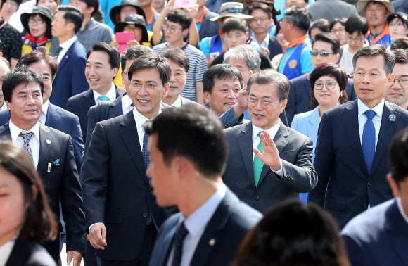 문재인 대통령이 15일 오후 충남 태안군 만리포해수욕장 일원에서 열린 ’함께 살린 바다 희망으로 돌아오다’ 서해안유류피해 극복 10주년 행사에 안희정 충남지사와 입장하고 있다.연합뉴스.