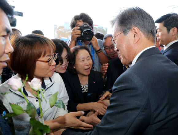 문재인 대통령이 15일 오후 충남 태안군 만리포해수욕장 일원에서 열린 ‘함께 살린 바다 희망으로 돌아오다’ 서해안유류피해 극복 10주년 행사에서 기념사를 마치고 참석자들과 악수를 하고 있다. 연합뉴스.