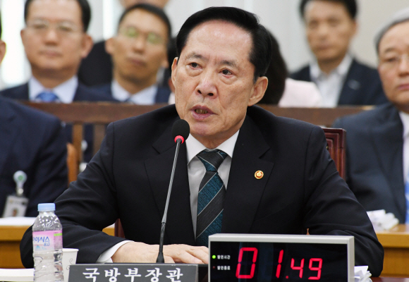 18일 열린 국회 국방위원회 전체회의에서 송영무 국방부장관이 의원들의 질문에 답변을 하고 있다.  이종원 선임기자 jongwon@seoul.co.kr