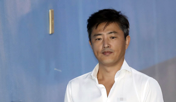 법정으로 이동하는 고영태