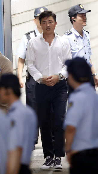 호송차에서 내리는 고영태