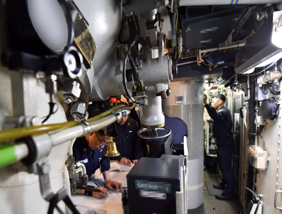 해군은 지난 12일 제주 해군기지에서 209급 잠수함의 수중작전과 승조원들의 생활을 언론에 처음 공개했다. 해군 잠수함의 수중작전과 승조원 생활상이 공개된 것은 잠수함 운용 25년 만에 처음이라고 했다. 어뢰 발사와 함내 화재 진압, 전투장면 등이 생동감 있게 재연됐다. 2017.9.17 [해군 제공=연합뉴스]