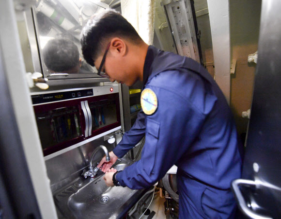 해군은 지난 12일 제주 해군기지에서 209급 잠수함의 수중작전과 승조원들의 생활을 언론에 처음 공개했다. 해군 잠수함의 수중작전과 승조원 생활상이 공개된 것은 잠수함 운용 25년 만에 처음이라고 했다. 어뢰 발사와 함내 화재 진압, 전투장면 등이 생동감 있게 재연됐다. 2017.9.17 [해군 제공]