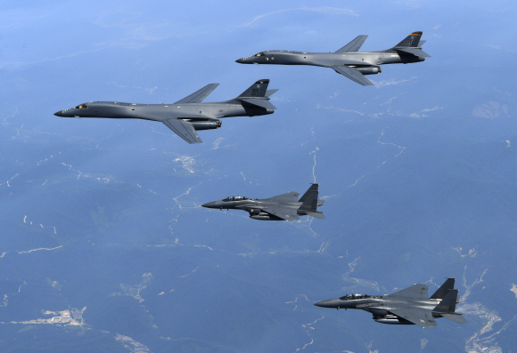 20일 한반도 상공에서 한국 공군 F-15K 전투기가 미 공군 B-1B 전략폭격기를 엄호하며 비행하고 있다.  공군 제공=연합뉴스