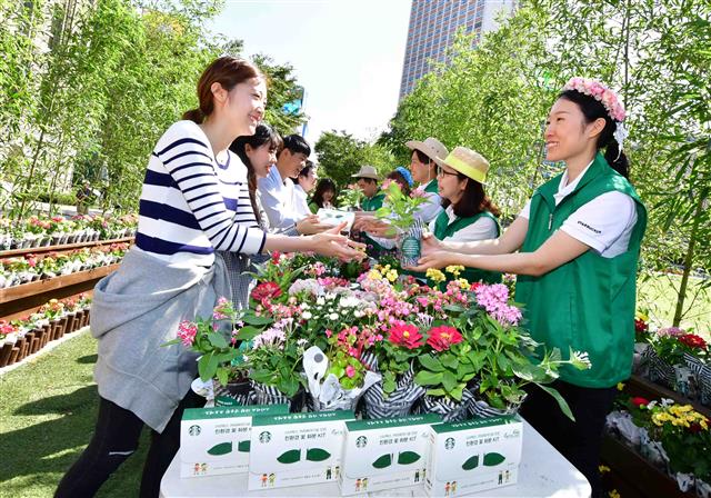 ‘서울, 꽃으로 피다’ 스타벅스 친환경 캠페인 